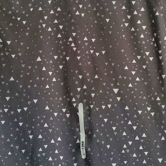 Nike Running Dri-Fit v-neck Tshirt. Black. Large. - Picture 5 of 8